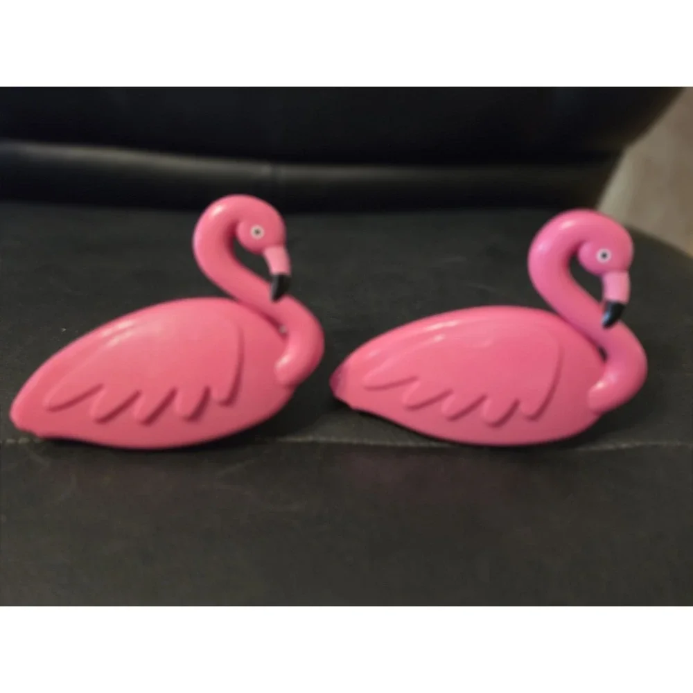 2 Novelty Pink Flamingo Clips For Towels Or Chips